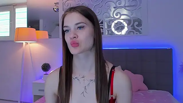 LuisaClover online show from March 28, 2026, 1:33 pm