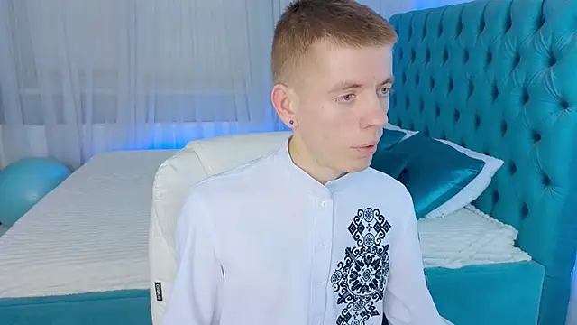 Cristian  Dior online show from February 8, 2026, 12:52 pm