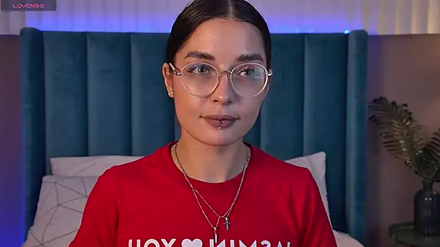 EricaKors online show from February 4, 2026, 8:42 am