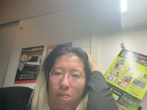 MUIMUICHAN27 online show from March 18, 2026, 4:04 am