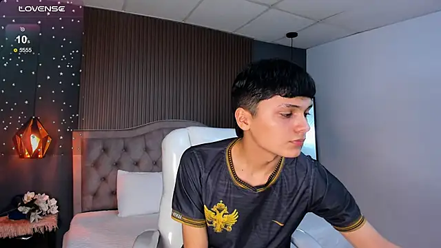 Maxii18  online show from November 10, 2025, 7:13 pm