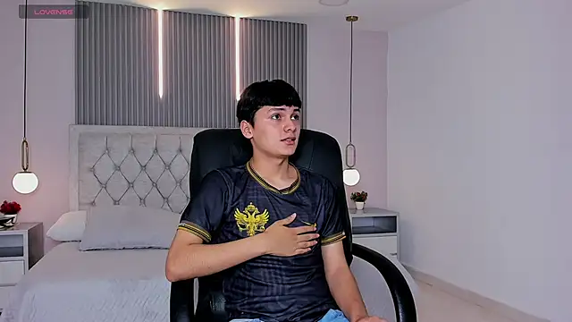 Maxii18  online show from December 16, 2025, 6:46 pm