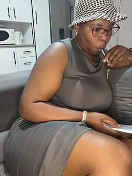 Snapshot of SweetCandy84 chatting on February 17, 2026, 1:29 pm SweetCandy84 online show from February 17, 2026, 1:29 pm