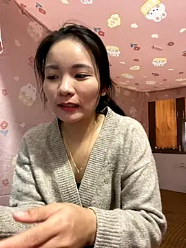 Bee Yellow00 online show from November 23, 2025, 2:22 am