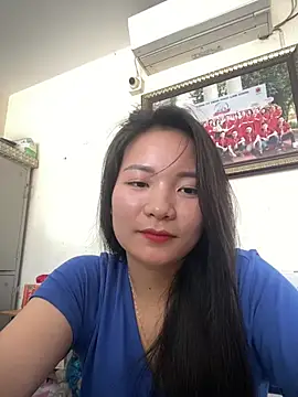 Bee Yellow00 online show from April 4, 2026, 2:43 am