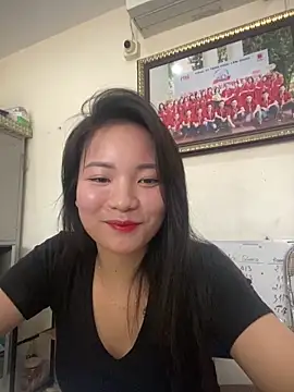 Bee Yellow00 online show from April 18, 2026, 3:21 am