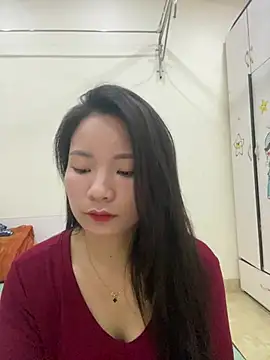 Bee Yellow00 online show from May 12, 2026, 4:42 am