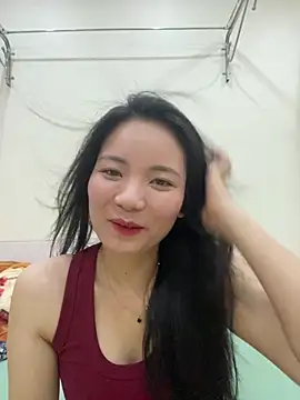 Bee Yellow00 online show from May 20, 2026, 4:51 am