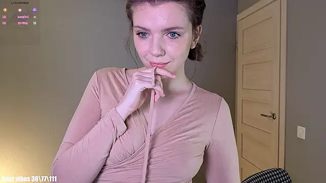 PollyRouge   online show from February 21, 2026, 9:05 pm