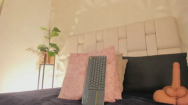 EmilyAllen 1 online show from February 14, 2026, 11:23 pm