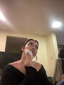 Kloe Novoa online show from April 7, 2026, 1:33 pm