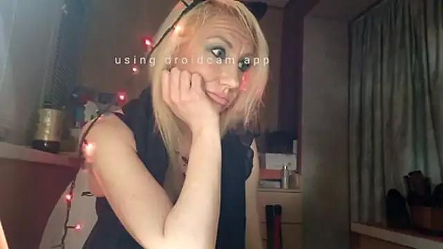 Snapshot of LilaniLoverx chatting on April 14, 2026, 11:33 pm LilaniLoverx online show from April 14, 2026, 11:33 pm