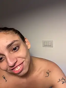 Snapshot of gigi333regi chatting on February 22, 2026, 11:03 pm gigi333regi online show from February 22, 2026, 11:03 pm