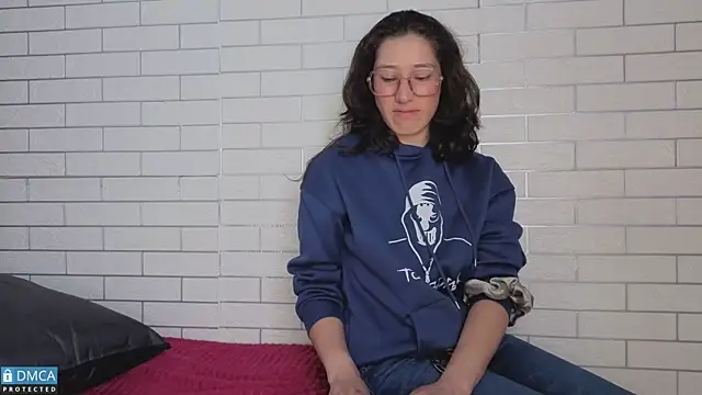 eva delight  online show from April 8, 2026, 12:05 pm