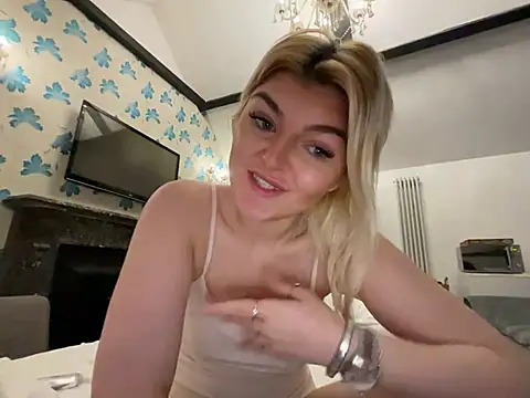 rosie-hipstergal online show from March 23, 2026, 2:32 pm