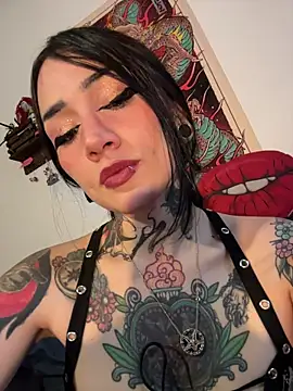 NinaHex online show from November 18, 2025, 2:32 pm