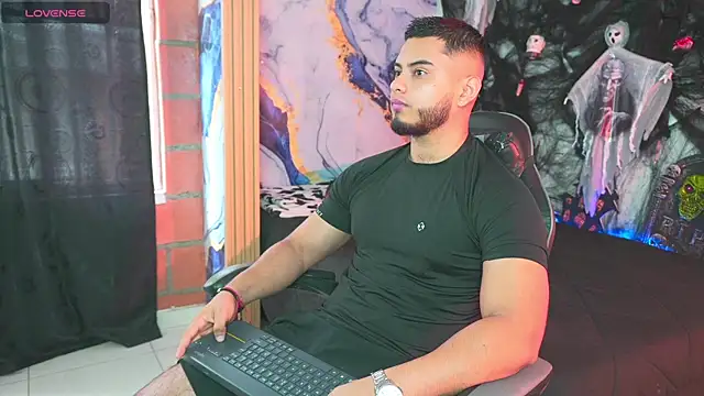 Snapshot of Tiler_wolker chatting on October 26, 2025, 4:35 pm Tiler wolker online show from October 26, 2025, 4:35 pm