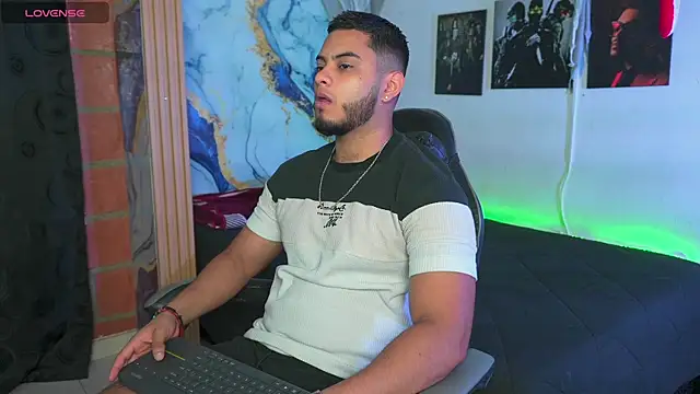 Snapshot of Tiler_wolker chatting on November 12, 2025, 10:30 pm Tiler wolker online show from November 12, 2025, 10:30 pm