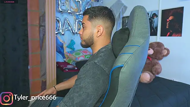 Snapshot of Tiler_wolker chatting on January 9, 2026, 2:14 am Tiler wolker online show from January 9, 2026, 2:14 am