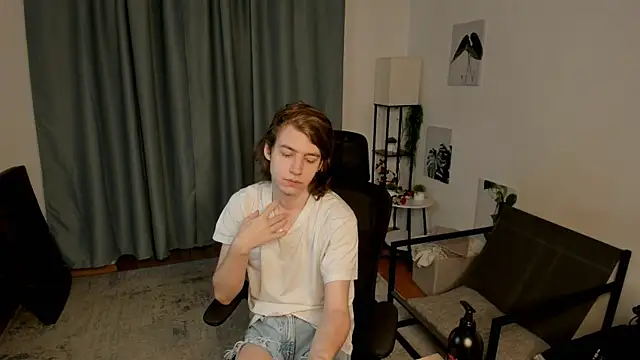 Snapshot of AvenGlow chatting on February 5, 2026, 5:23 am AvenGlow online show from February 5, 2026, 5:23 am