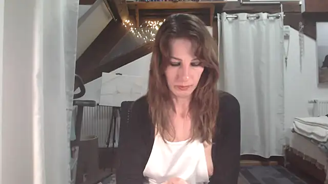 MissDyannis online show from April 6, 2026, 8:10 pm