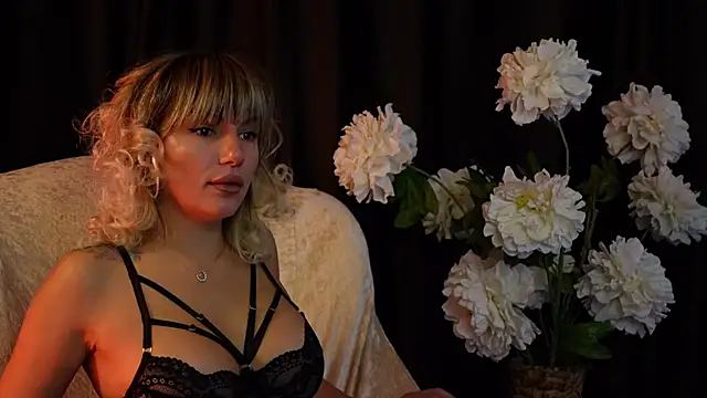 EllaWhisper online show from November 2, 2025, 7:00 am