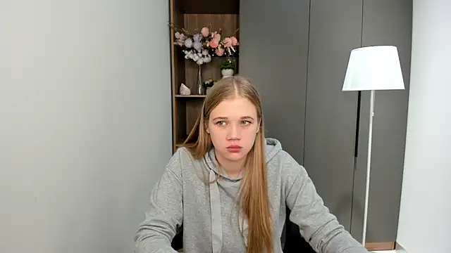 Snapshot of LuciaTiell chatting on October 29, 2025, 7:54 am LuciaTiell online show from October 29, 2025, 7:54 am