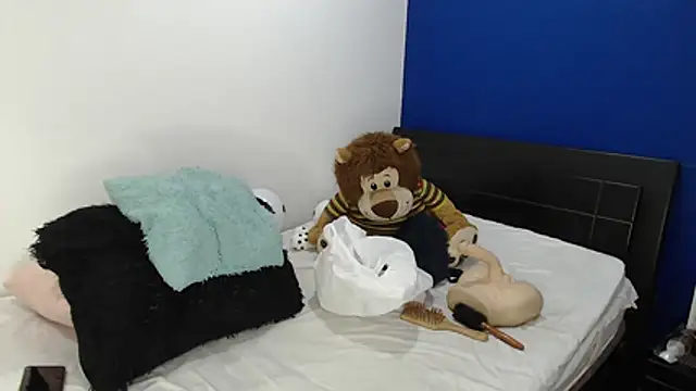 Snapshot of EmmilyConnor chatting on July 7, 2026, 2:10 pm EmmilyConnor online show from July 7, 2026, 2:10 pm