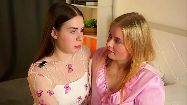 Snapshot of LoreeScialdone chatting on October 27, 2025, 5:28 pm LoreeScialdone online show from October 27, 2025, 5:28 pm