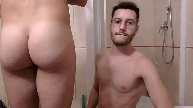 Snapshot of Amicisegreti2 chatting on November 2, 2025, 10:12 pm Amicisegreti2 online show from November 2, 2025, 10:12 pm