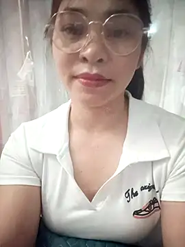 Snapshot of Bamboo-niee123 chatting on February 15, 2026, 4:03 pm Bamboo-niee123 online show from February 15, 2026, 4:03 pm