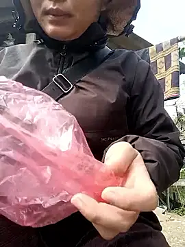 yoyo-mi online show from December 22, 2025, 4:09 am