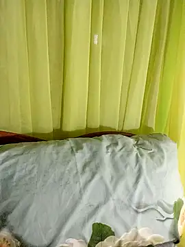 Snapshot of Esenia505 chatting on March 8, 2026, 2:43 pm Esenia505 online show from March 8, 2026, 2:43 pm