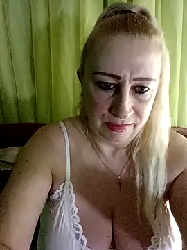 Snapshot of Esenia505 chatting on March 15, 2026, 5:02 am Esenia505 online show from March 15, 2026, 5:02 am