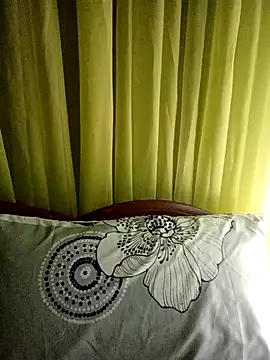 Snapshot of Esenia505 chatting on April 11, 2026, 12:04 am Esenia505 online show from April 11, 2026, 12:04 am