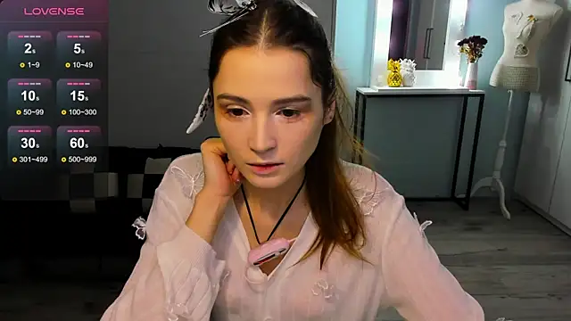 Hana Flo  online show from December 15, 2025, 2:32 pm