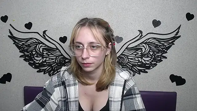 TracyLll online show from November 18, 2025, 2:43 pm