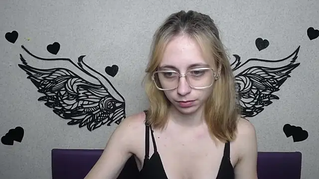 TracyLll online show from November 28, 2025, 11:57 am