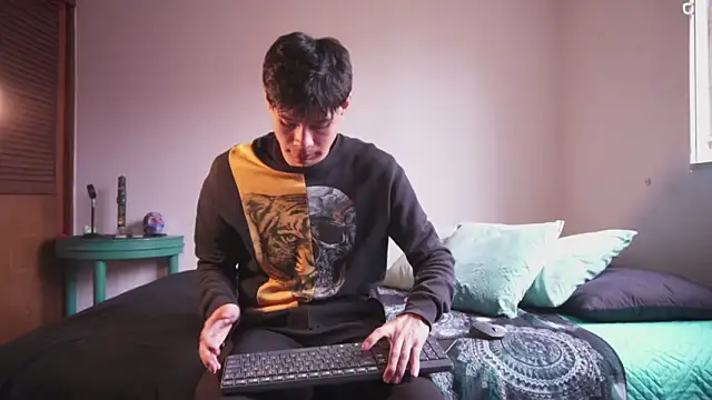 estmonnn online show from March 5, 2026, 8:49 pm