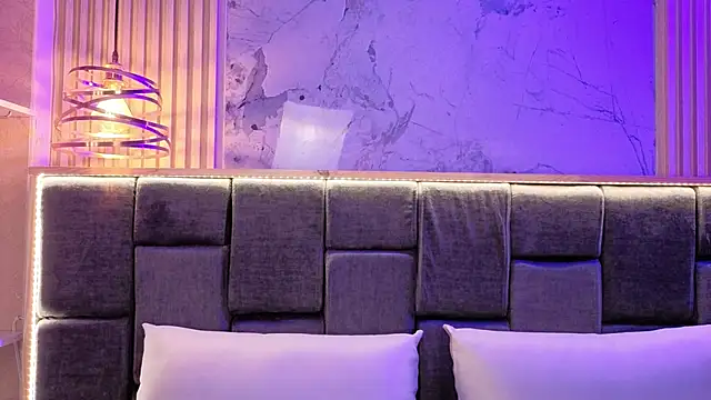 Im-Lola online show from November 6, 2025, 7:37 pm