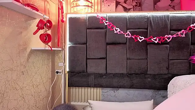 Im-Lola online show from February 12, 2026, 9:43 pm