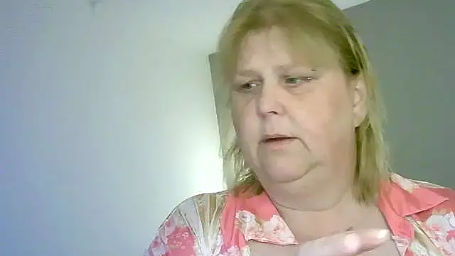 Sylviastar46 online show from May 15, 2026, 4:58 pm