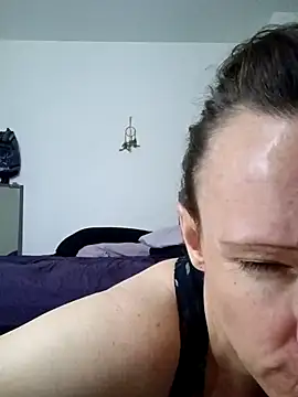 Karebearz1 online show from April 15, 2026, 11:50 am