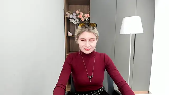 ShaunnaMachacek online show from November 1, 2025, 5:42 am