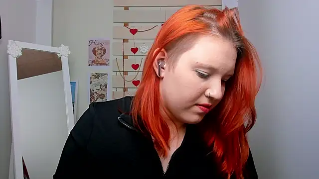 Snapshot of FoxPlayXX chatting on February 16, 2026, 9:33 pm FoxPlayXX online show from February 16, 2026, 9:33 pm