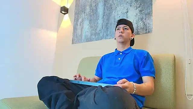 NOHA CRAYG online show from November 4, 2025, 1:43 pm