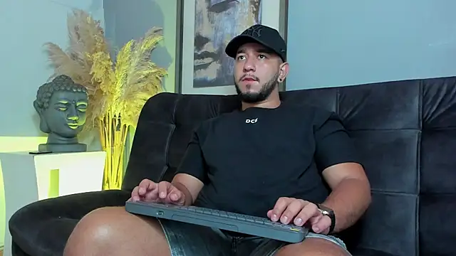 Snapshot of MarcusConnor chatting on November 15, 2025, 1:51 pm MarcusConnor online show from November 15, 2025, 1:51 pm