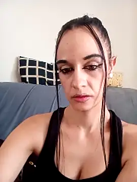 Snapshot of yummy_love chatting on October 31, 2025, 2:18 pm yummy love online show from October 31, 2025, 2:18 pm