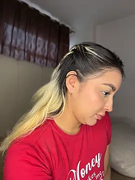 Elina Hills online show from April 16, 2026, 9:39 pm