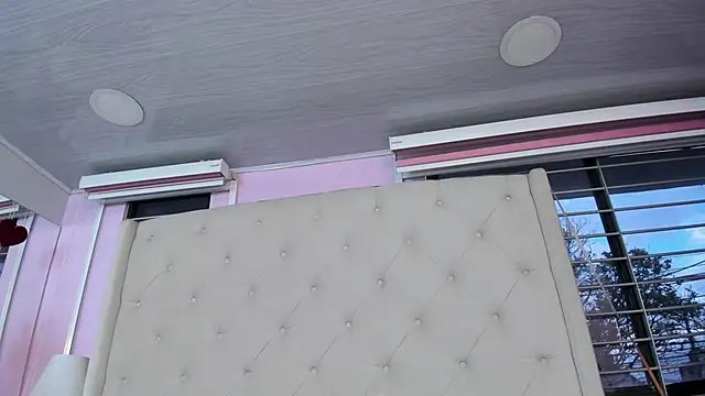 scarlett leblanc  online show from February 16, 2026, 12:01 pm